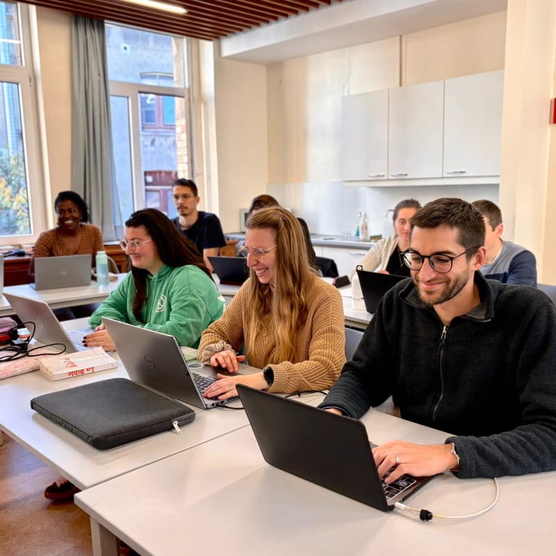 Étudiants réunis pour un cours à l’Institut Biblique de Bruxelles