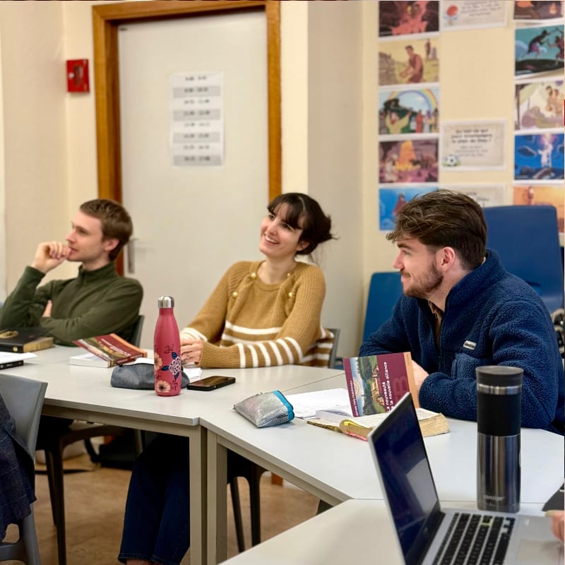 Étudiants attentifs pendant un enseignement