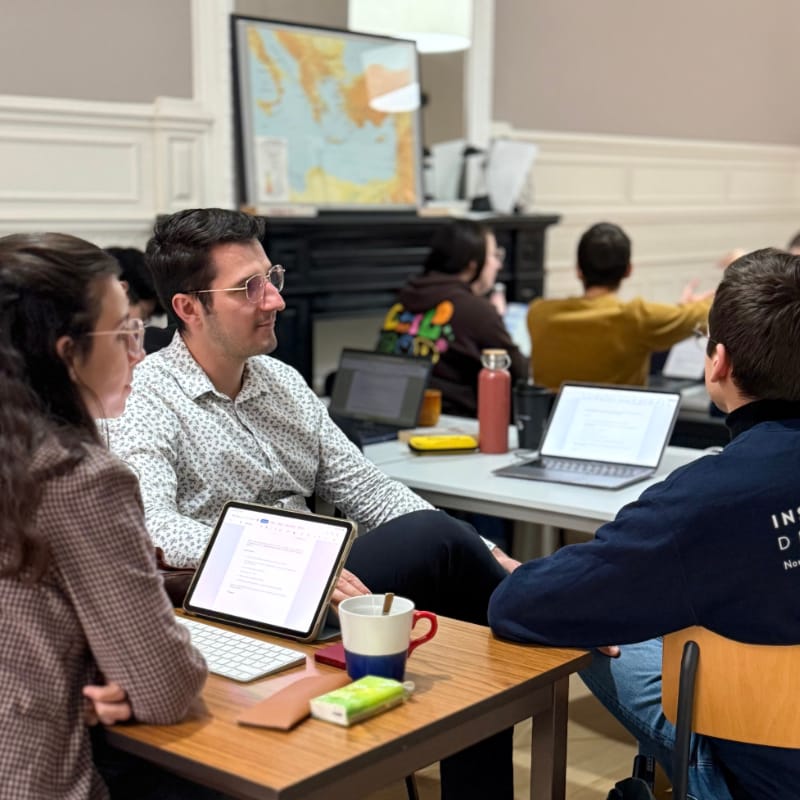 Discussion entre étudiants pendant une formation