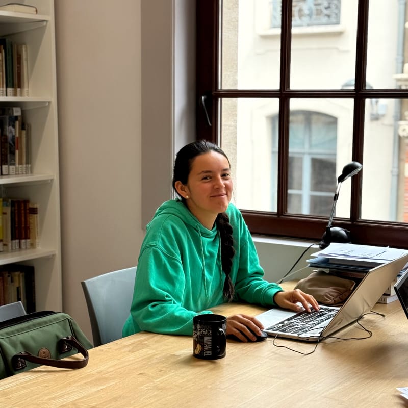 Étudiante travaillant dans la bibliothèque de l’Institut