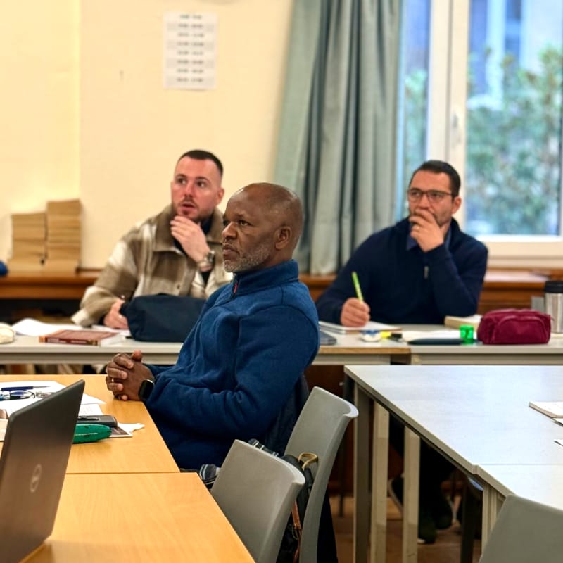 Étudiants participant à un cours biblique