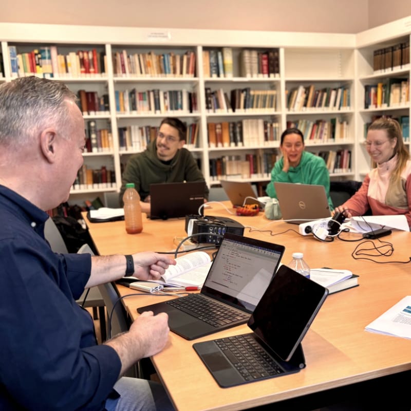 Travail en groupe dans la bibliothèque de l’Institut
